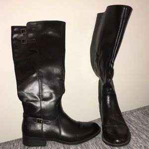 Size 9 women's black, sheek, shiny boots.